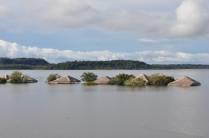Praia e quiosques inundados pelo rio Tapajós, em Alter do Chão - PA